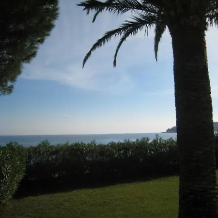 Villa De 250 M², Climatisee, Sur 2 Niveaux Au Bord De L'Eau - Fr-1-100-243 Cavalaire-sur-Mer