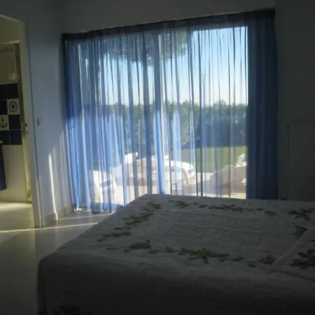 Villa De 250 M², Climatisee, Sur 2 Niveaux Au Bord De L'Eau - Fr-1-100-243 *