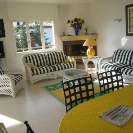 Villa De 250 M², Climatisee, Sur 2 Niveaux Au Bord De L'Eau - Fr-1-100-243