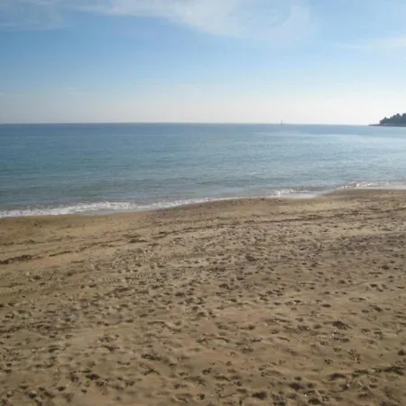 Villa De 250 M², Climatisee, Sur 2 Niveaux Au Bord De L'Eau - Fr-1-100-243