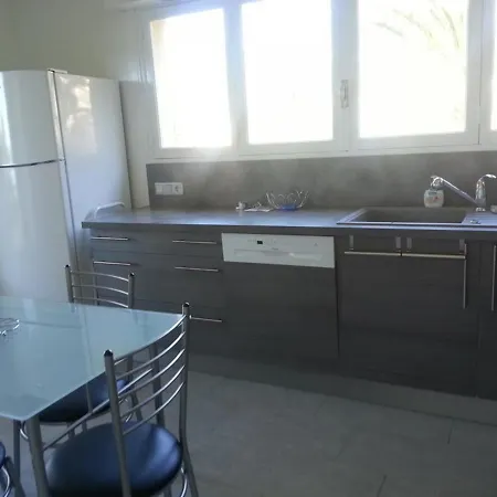 Villa De 250 M², Climatisee, Sur 2 Niveaux Au Bord De L'Eau - Fr-1-100-243 *