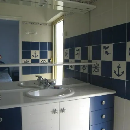 Villa De 250 M², Climatisee, Sur 2 Niveaux Au Bord De L'Eau - Fr-1-100-243 *